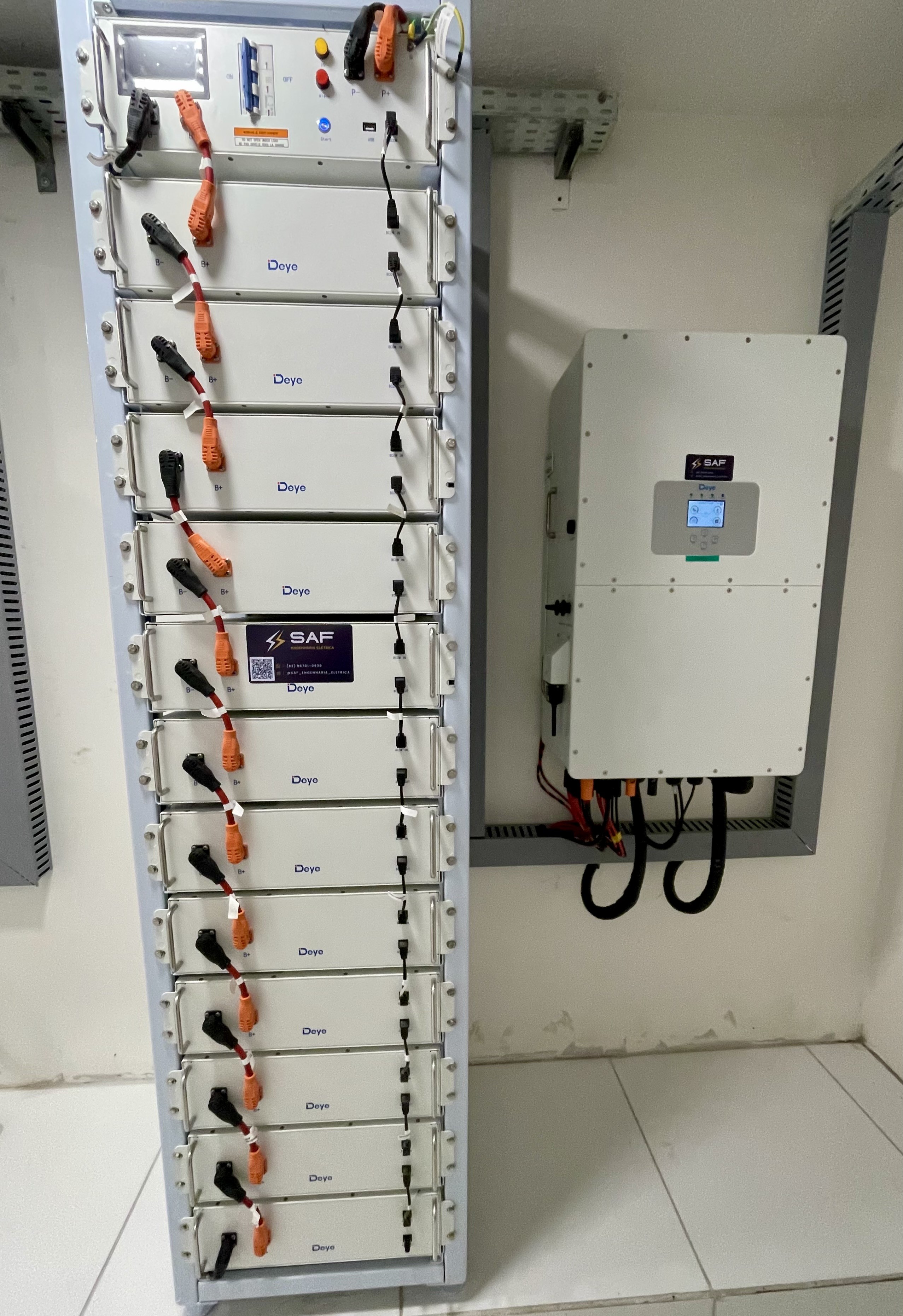 Rack com controlador BMS e 12 baterias de alta tensão.